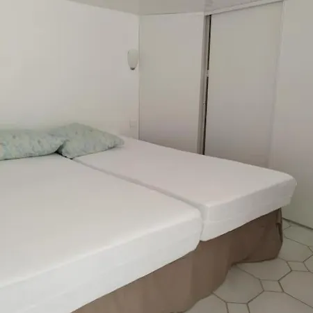 Apartment Bas De Climatise Avec Coin Terrasse