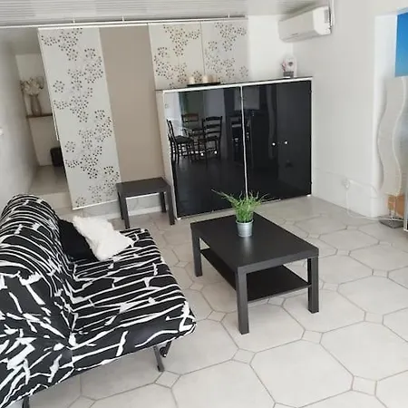 Apartment Bas De Climatise Avec Coin Terrasse *