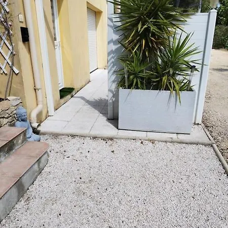 Bas De Climatisé Avec Coin Terrasse