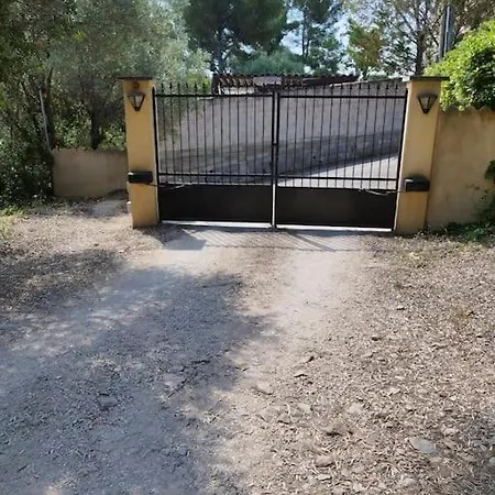 Appartement Bas De Climatisé Avec Coin Terrasse