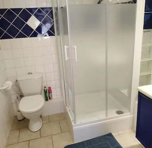 Bas De Climatisé Avec Coin Terrasse