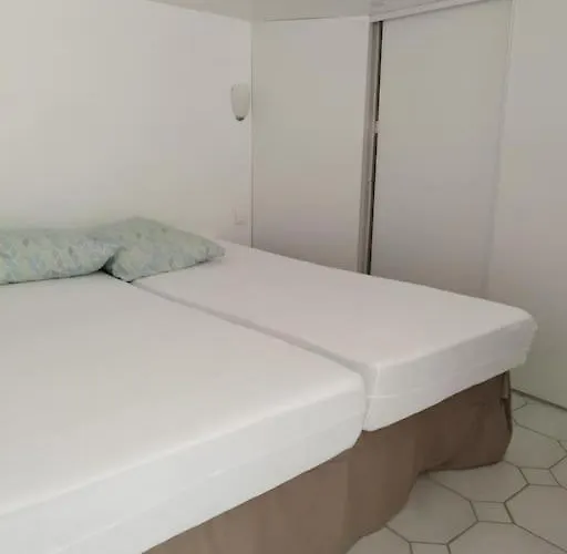 Appartement Bas De Climatisé Avec Coin Terrasse