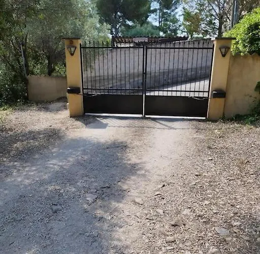 Appartement Bas De Climatisé Avec Coin Terrasse